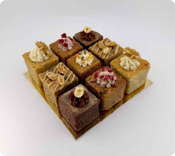 Chaque cube est une alliance savoureuse entre modernité et savoir-faire artisanal. Explorez notre collection exclusive entre entremets raffinés et gâteaux de voyage savoureux, où chaque cube allie originalité, élégance et goût.
